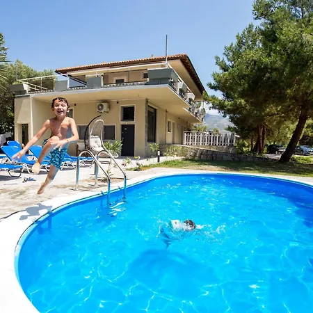 Villa Marti Garden - budget studios Aparthotel Órmos Prínou