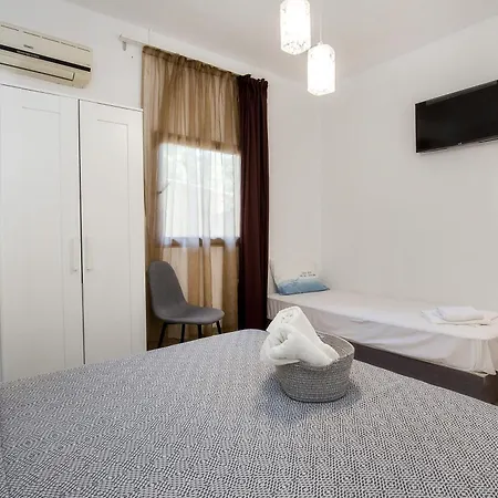 Villa Marti Garden - budget studios Aparthotel