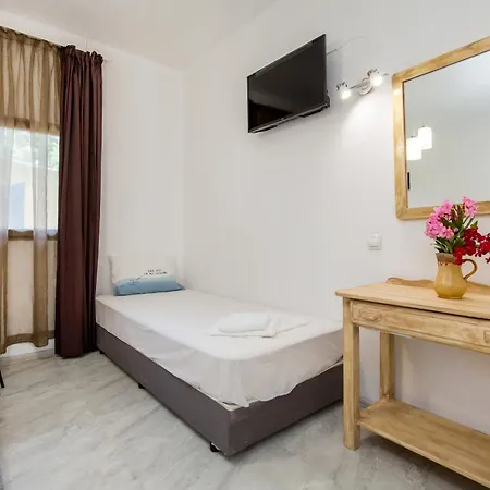 Villa Marti Garden - budget studios Aparthotel Órmos Prínou